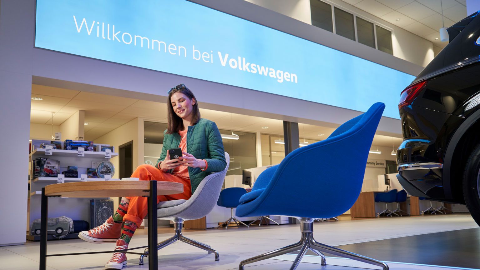 Eine Frau sitzt in der Loung im Volkswagen Service Center