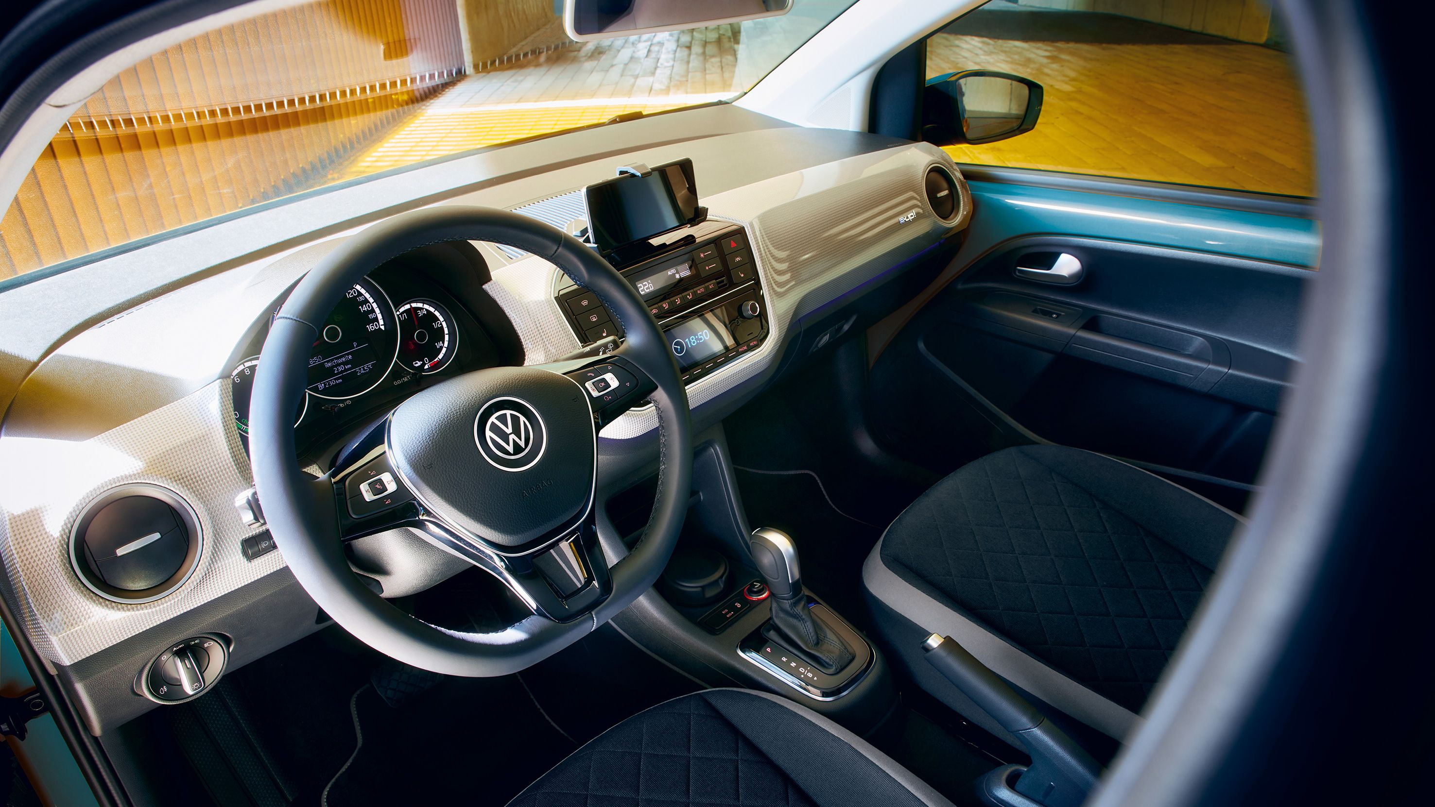 Zu sehen ist der Innenraum und das Cockpit ddes VW e-up!