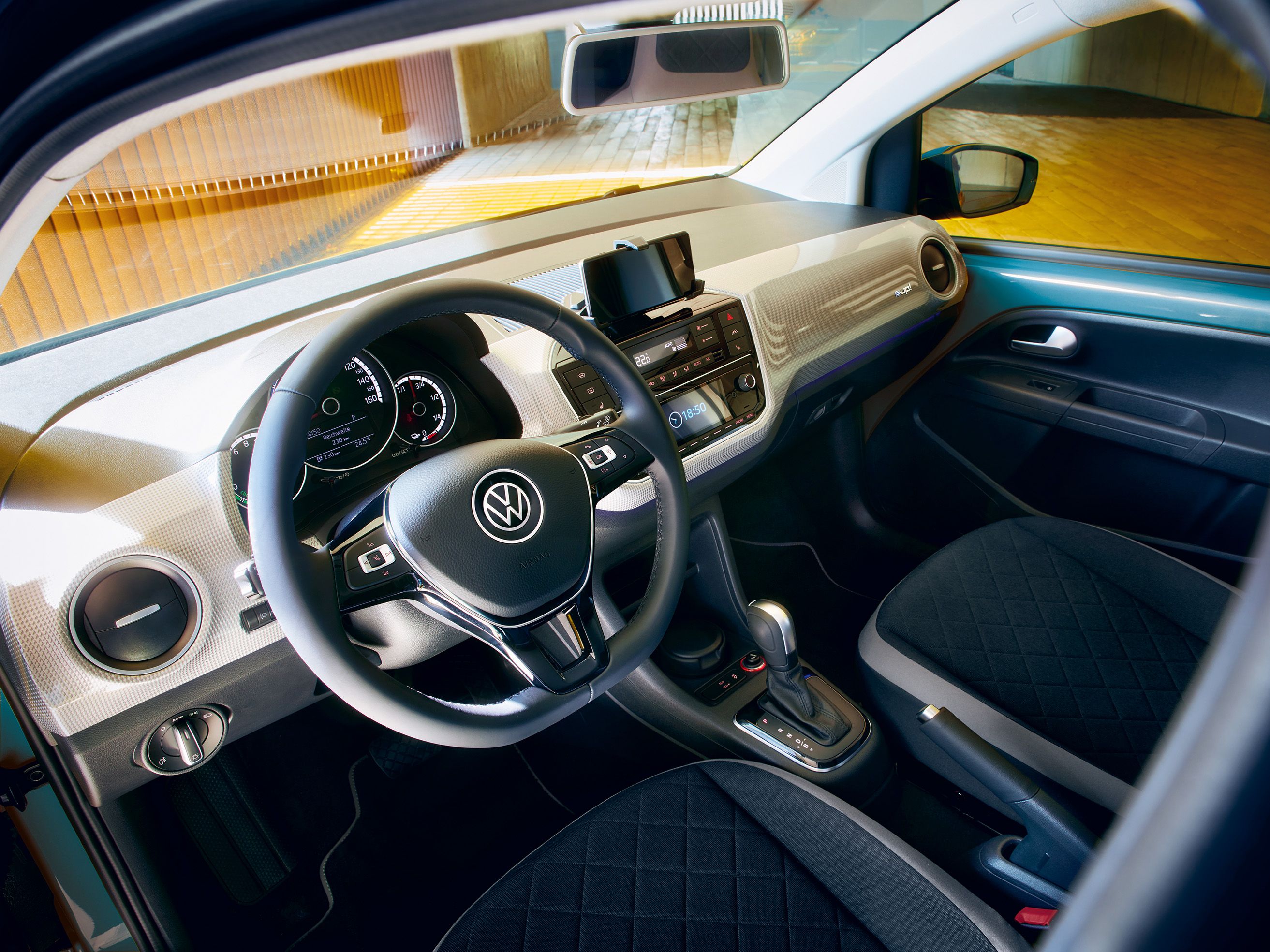 Zu sehen ist der Innenraum und das Cockpit ddes VW e-up!