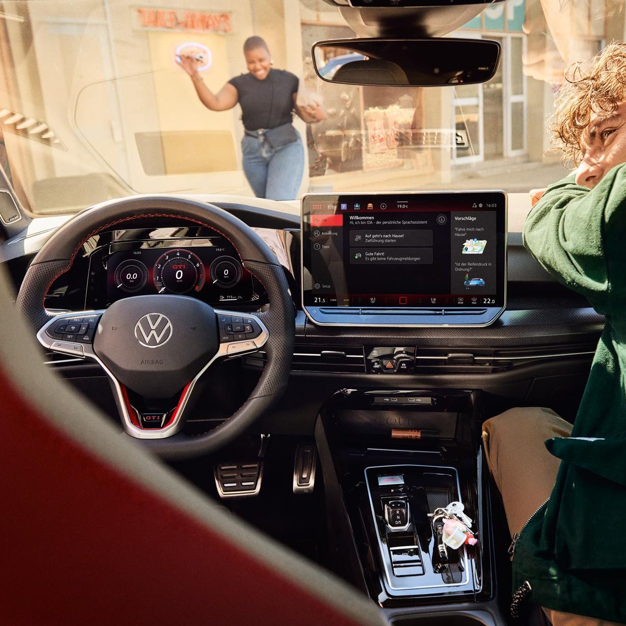 Innenraum des VW Golf GTI, Mann sitzt am Beifahrersitz