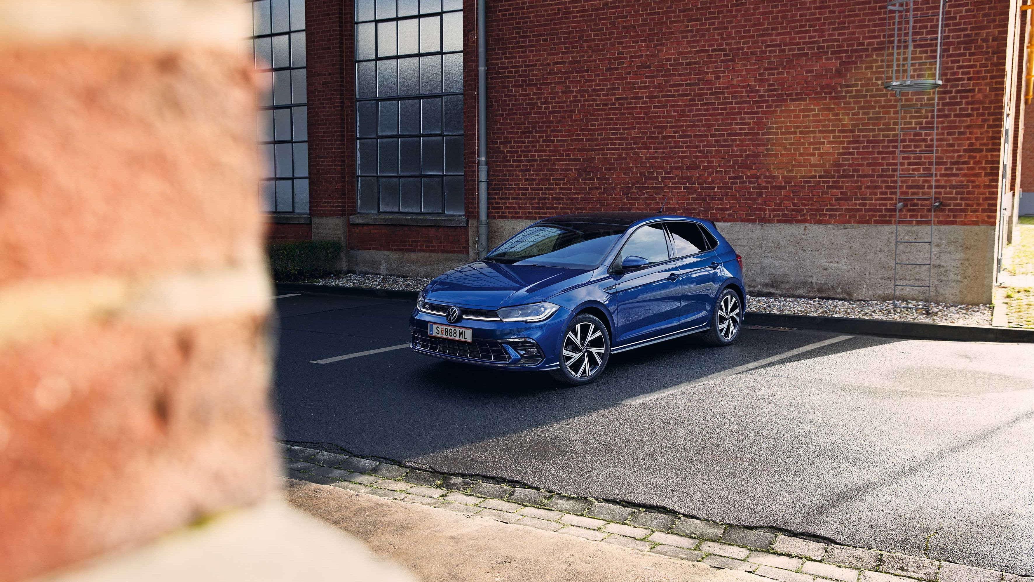 Front- und Seitenansicht eines blauen VW Polo