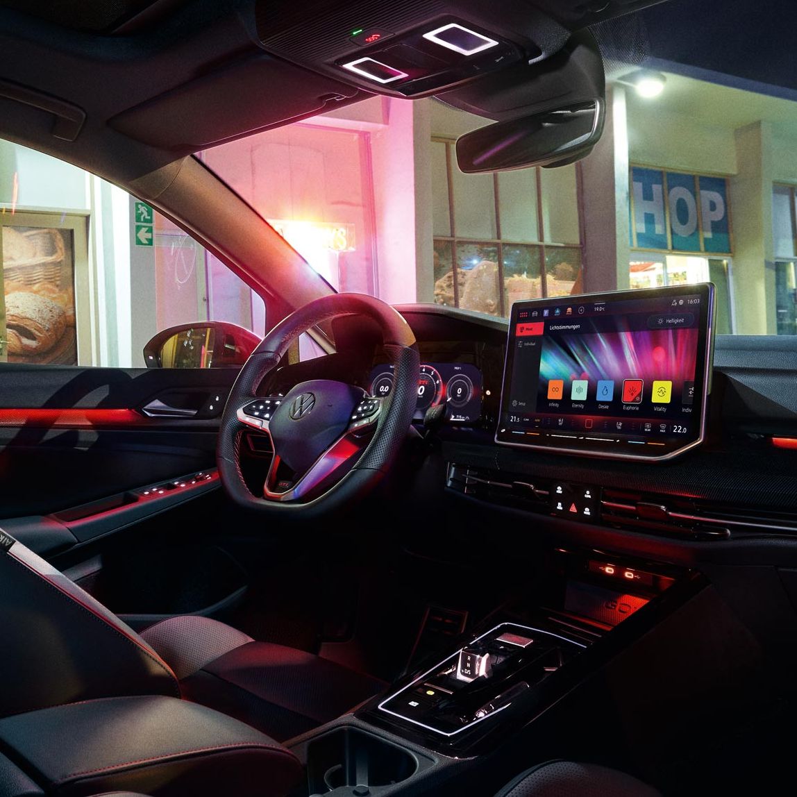 Ambientebeleuchtung im VW Golf GTI bei Nacht