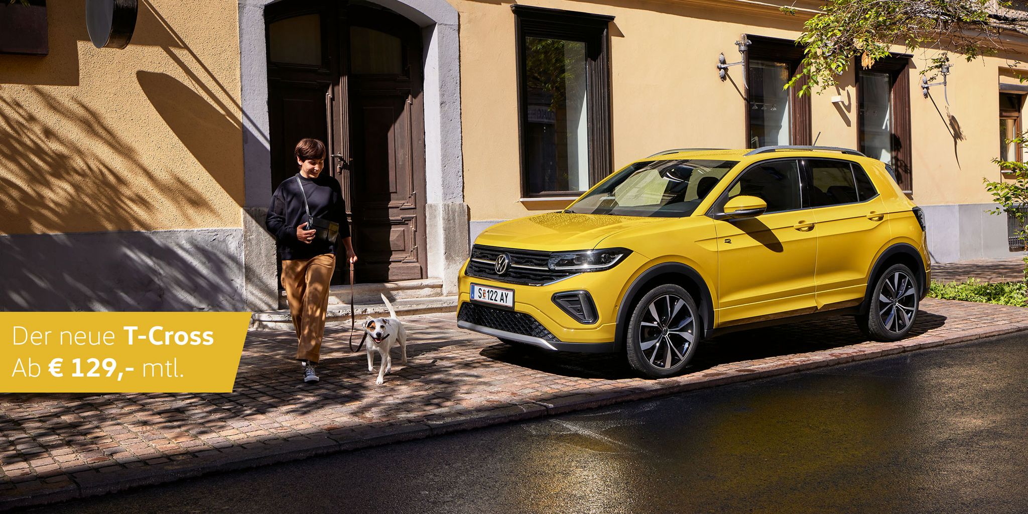 Ein gelber VW T-Cross steht geparkt am Straßenrand. Eine Frau läuft mit ihrem Hund vor dem Auto entlang. Mit auf dem Bild steht die monatliche Leasingrate. 